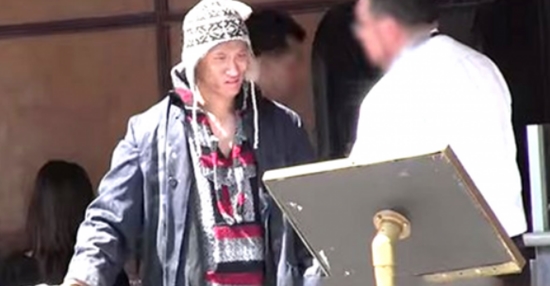 Le negaron la entrada por ir vestido de indigente, mira qué pasa cuando apareció con un Ferrari 