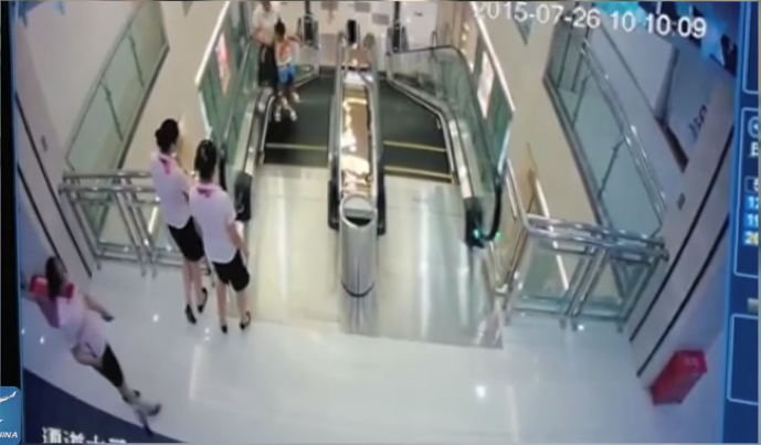 Accidente en escaleras electricas en China 