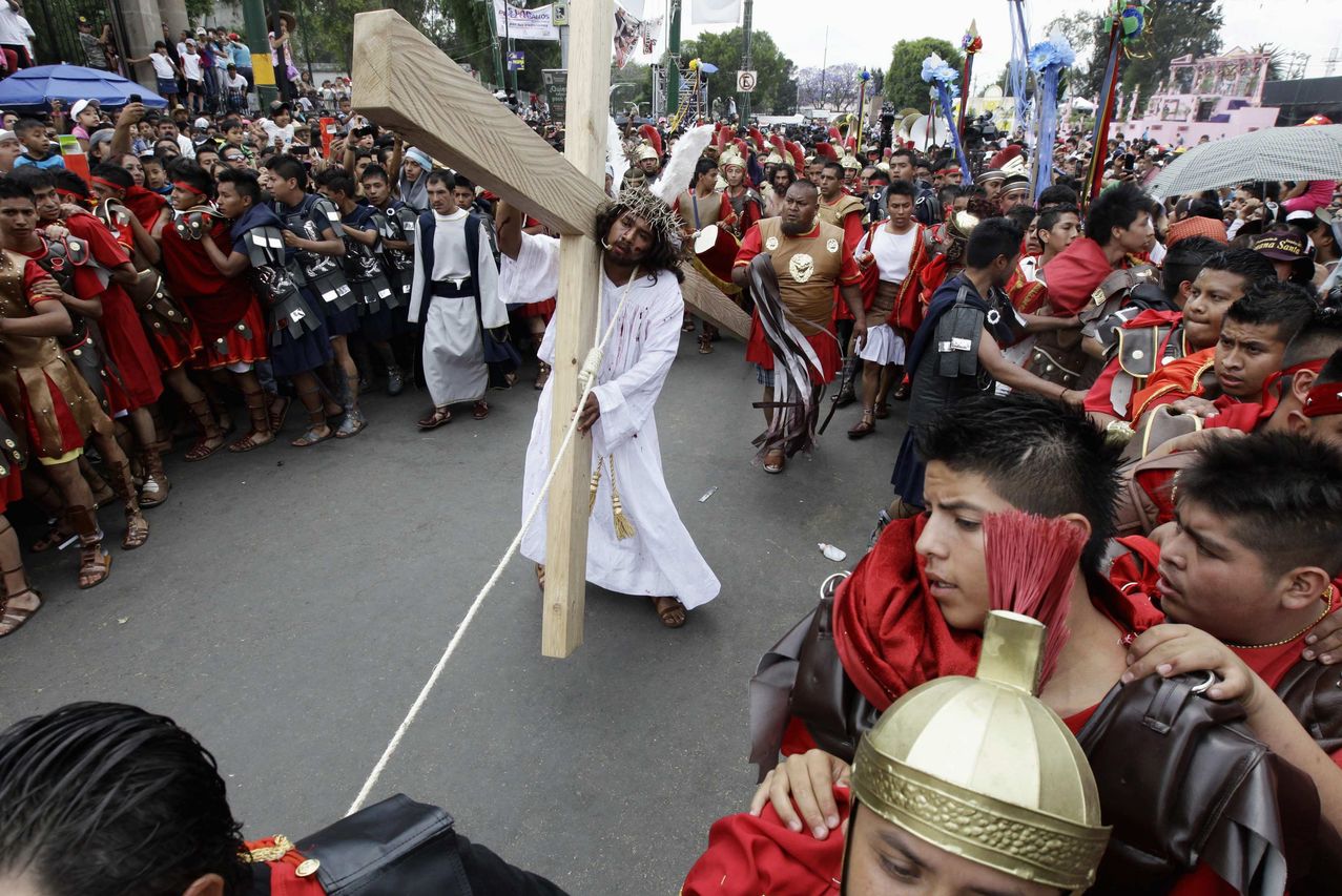 Penitents participate in a re-enactment of the crucifixion of Jesus Christ on Good Friday in Iztapalapa in Mexico City April 6, 2012. REUTERS/Henry Romero (MEXICO - Tags: RELIGION SOCIETY) ORG XMIT: CDG36