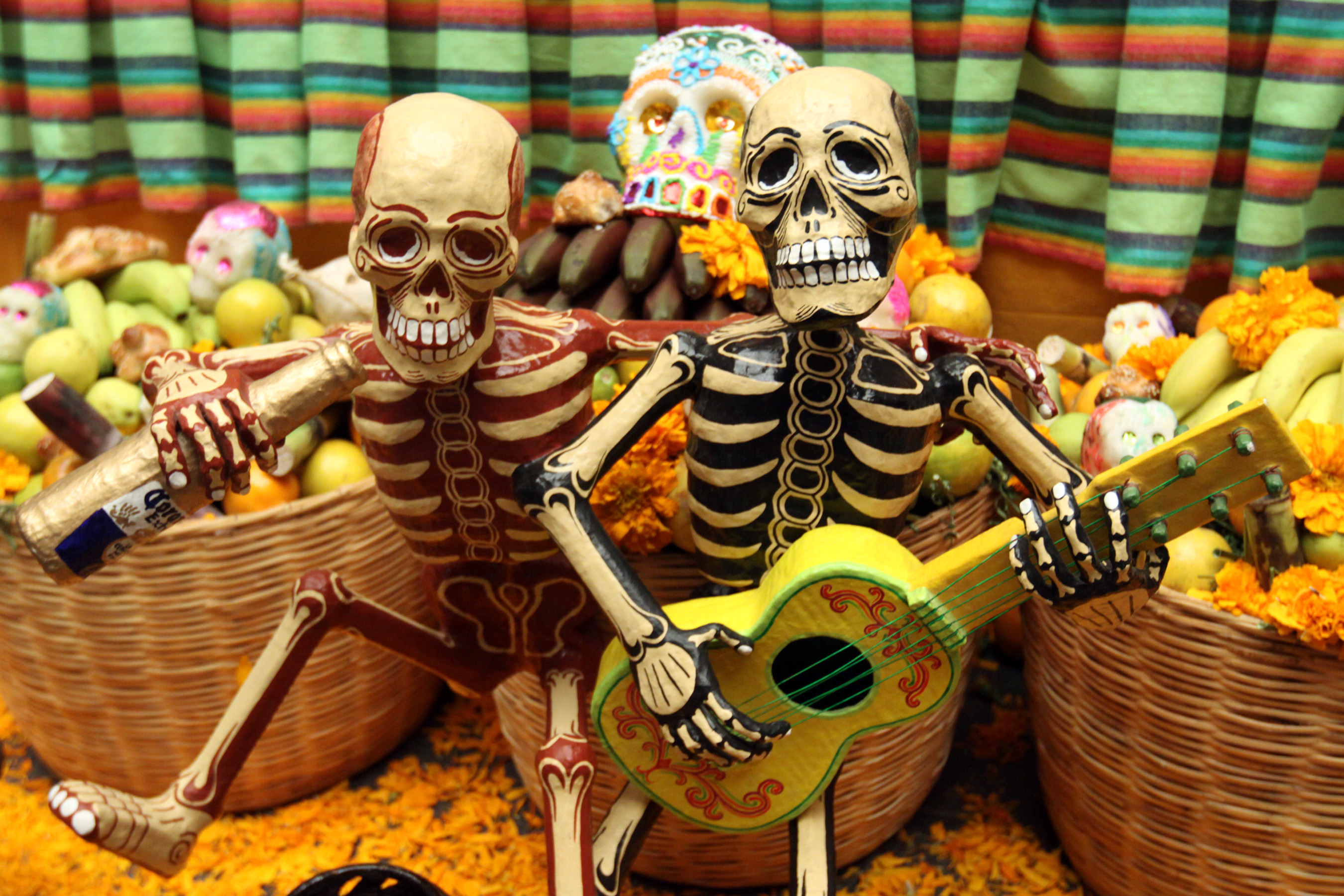 11030129. Puebla, Puebla.- En conmemoración del Día de muertos, se colocó una ofrenda monumental con calaveras de papel mache realizadas por artesanos locales, hoy en el patio del Palacio Municipal de Puebla.   NOTIMEX/FOTO/CARLOS PACHECO/CPP/HUM/